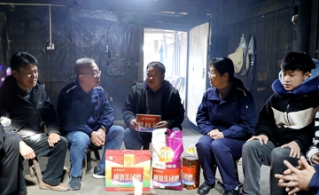 阎骏率队走访慰问柳钢集团定点帮扶村