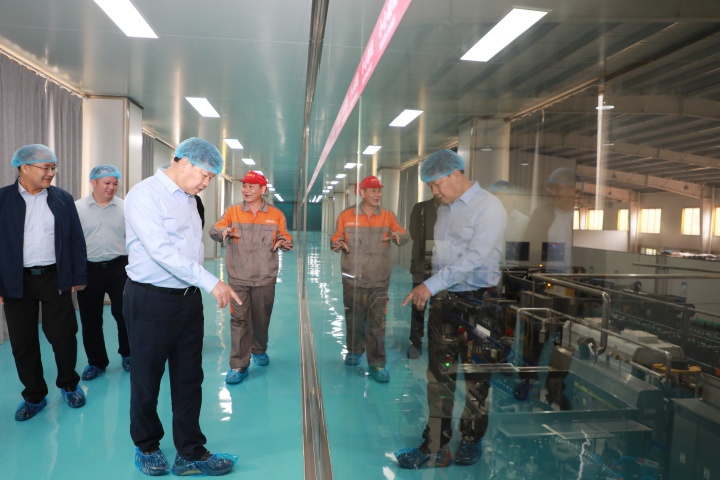 调研位于宝坛乡的九万山泉水厂，推动特色产业合作“链”式发展。 (1)